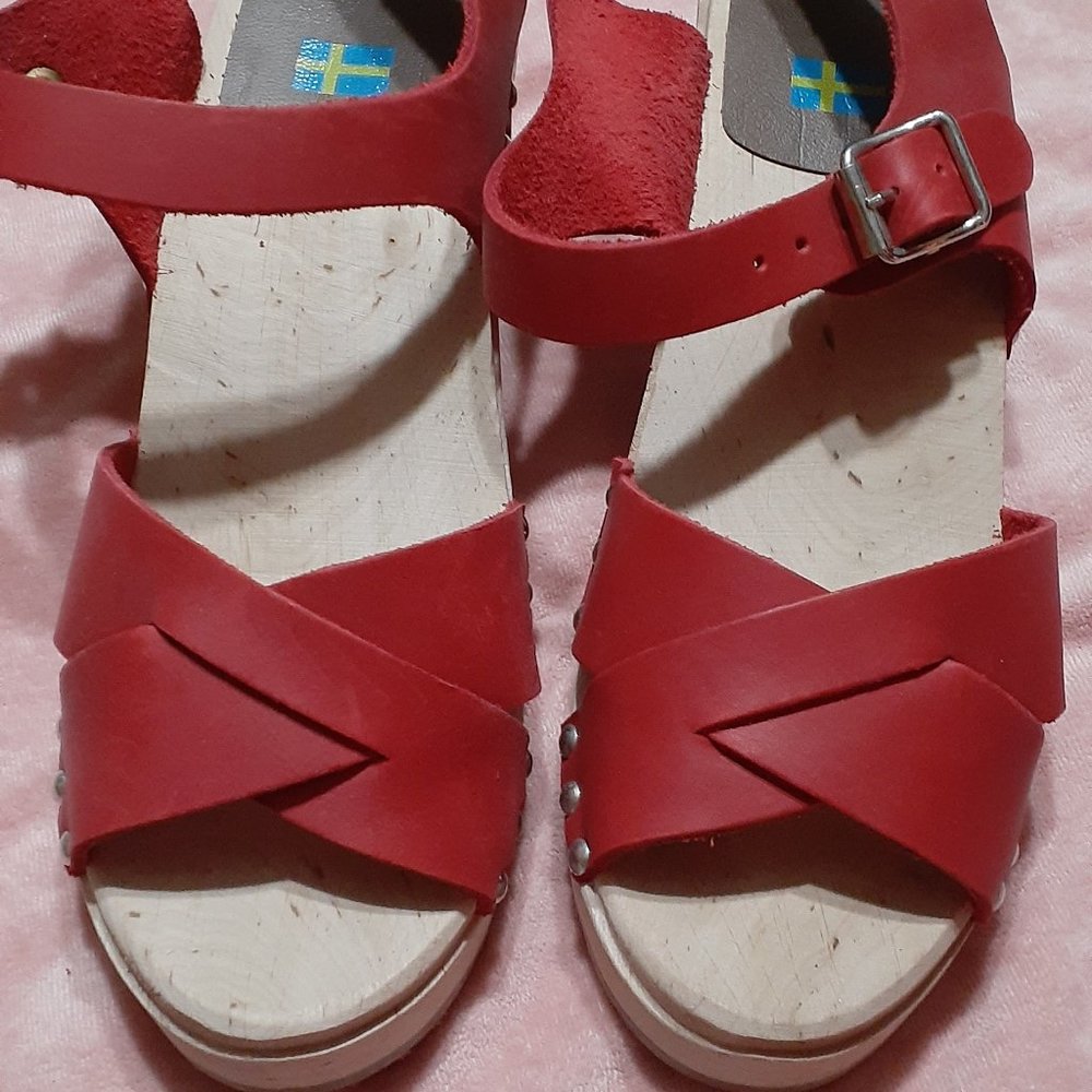 NEW Size 40 MIA red sandals/clogs